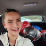 Franziska Barth Trainerin im Auto mit Pilates Bällen Matten Kursequipment Weg zum Fitnesskurs Bodyfit Landschloss Korntal