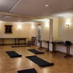 Leerer vorbereiteter Fitness Kursraum mit Matten Landschloss Korntal Bodyfit Kleingruppe Franziska Barth Indoor