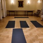 Leerer vorbereiteter Fitness Kursraum mit Matten Landschloss Korntal Bodyfit Kleingruppe Franziska Barth Indoor