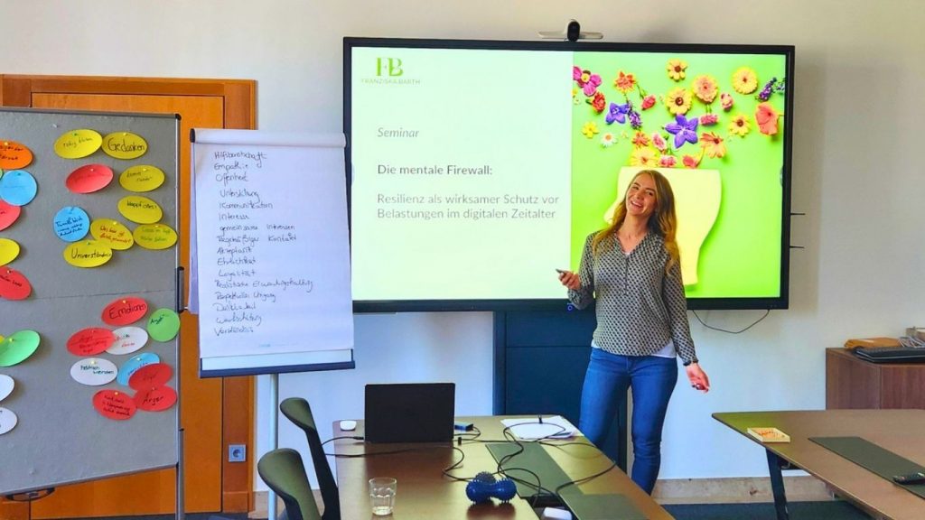 Franziska Barth bei einem Seminar zur Resilienz in der digitalen Arbeitswelt mit Flipchart und Pinwand nach einer interaktiven Diskussionsrunde.