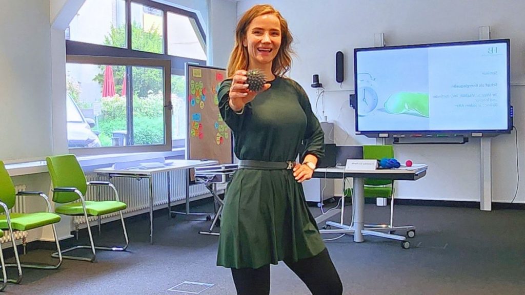 Franziska Barth präsentiert einen Igelball während eines interaktiven BGF-Workshops zum Thema Schlafprävention und Stressmanagement für Unternehmen.