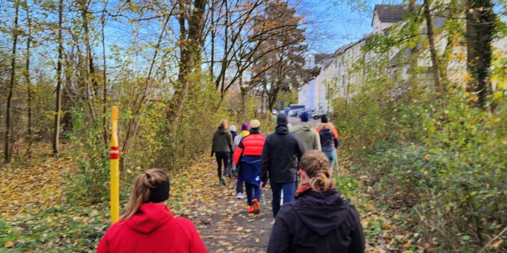 Nordic Walking Gruppe Wald Weilimdorf Korntal Menschen von hinten Stöcke Natur Gesundheitskurs Franziska Barth